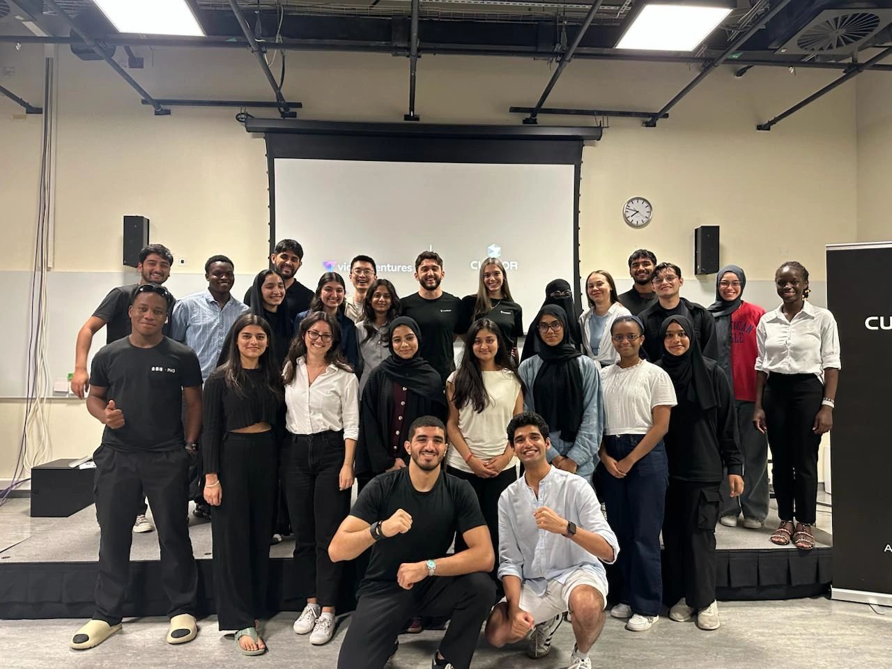 Comunidad de Cursor reunida en el hackathon de NYU Abu Dhabi